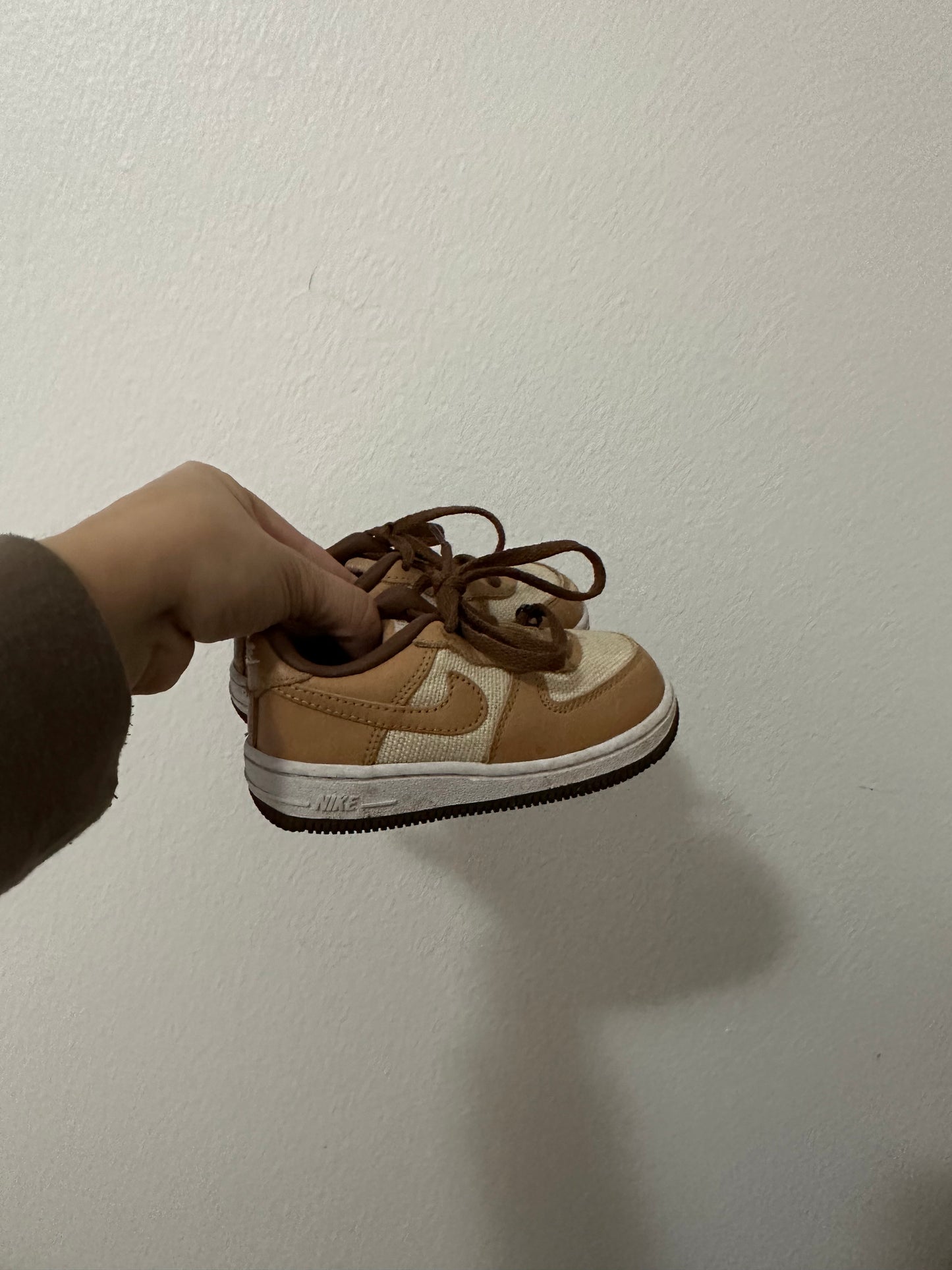 Air Force 1 neutral (size 7)