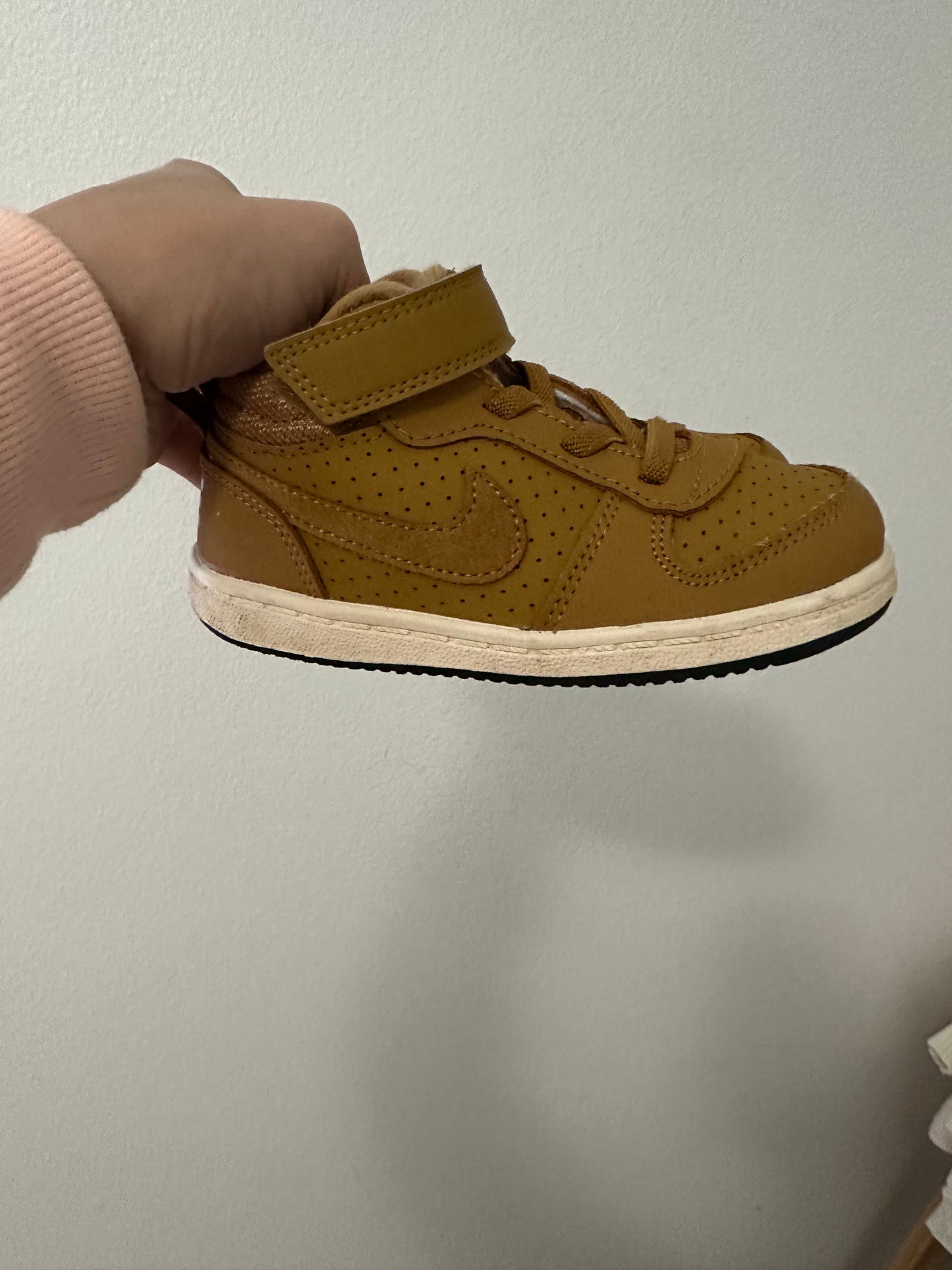 Nike court Borough mid (7.5)