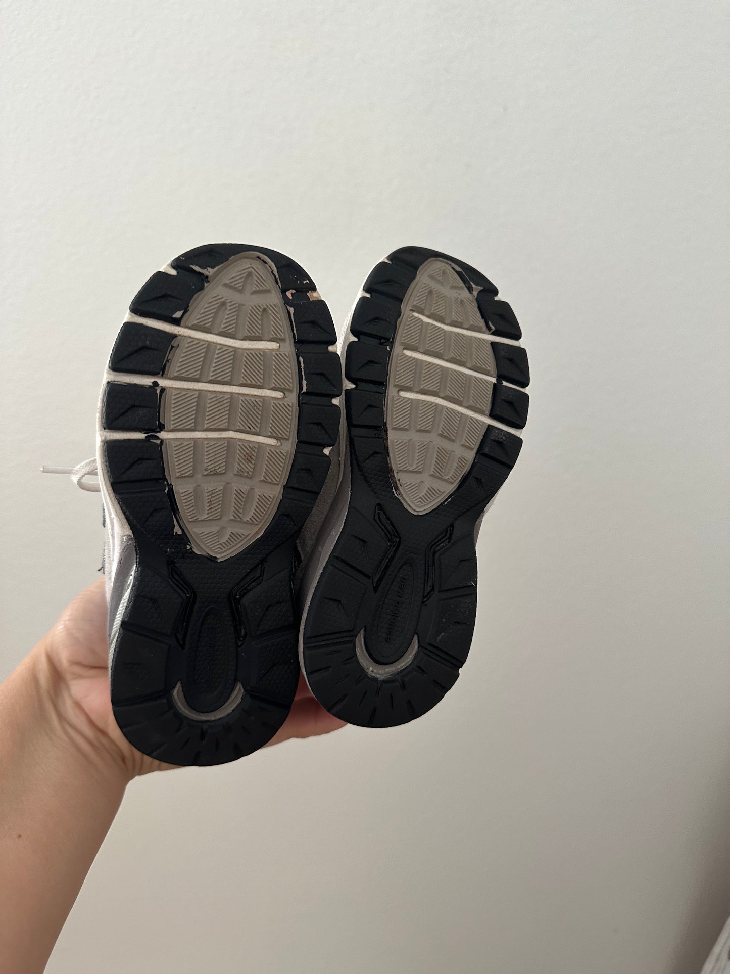 New balance shoes (size 8)