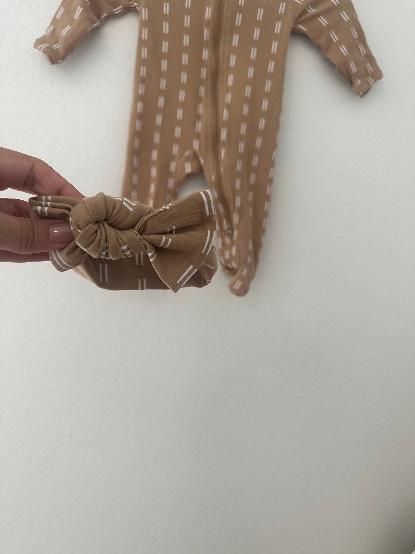 Mebie baby footie w bow (NB)
