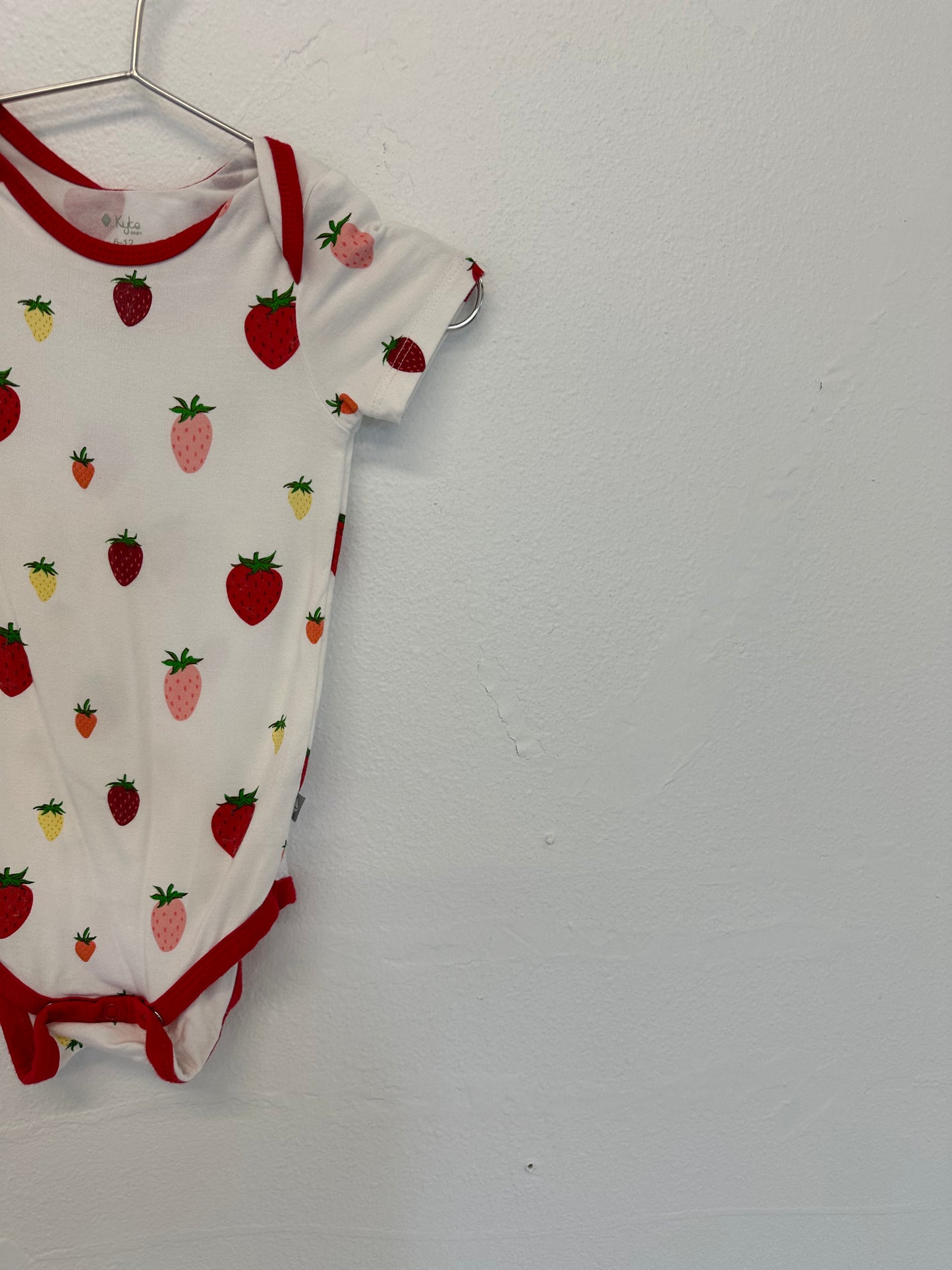 Kyte strawberry onesie || 6/12