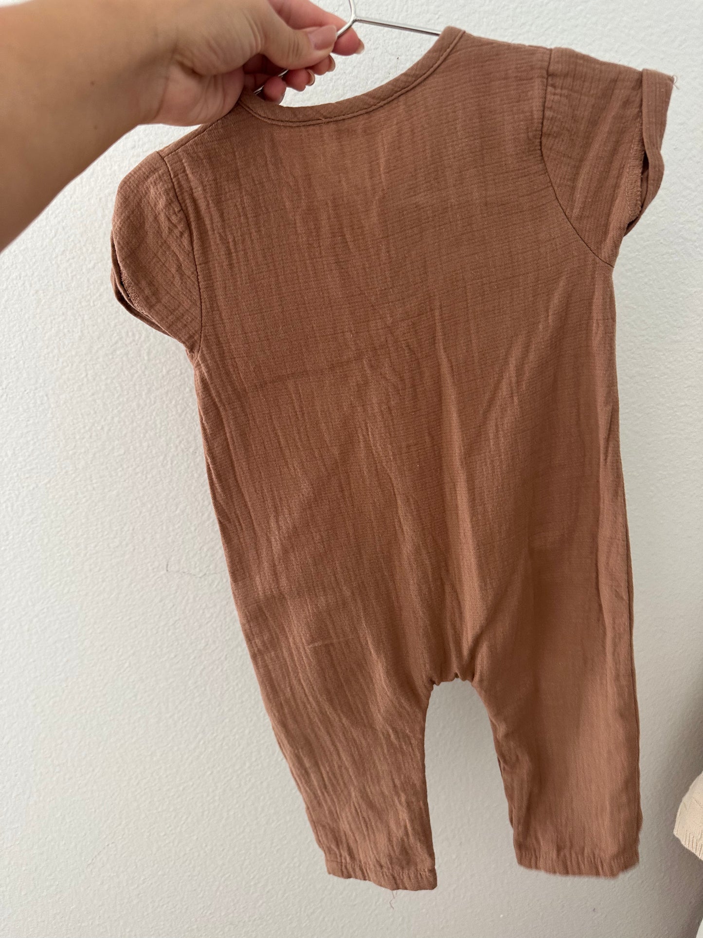Quincy Mae muslin romper (6/12)