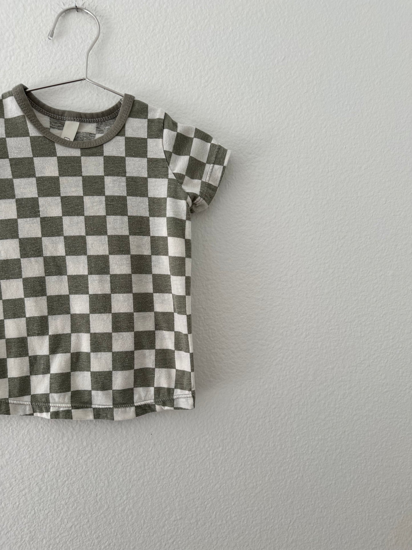 Childhoods basic tee vetiver checkboard || 18/24