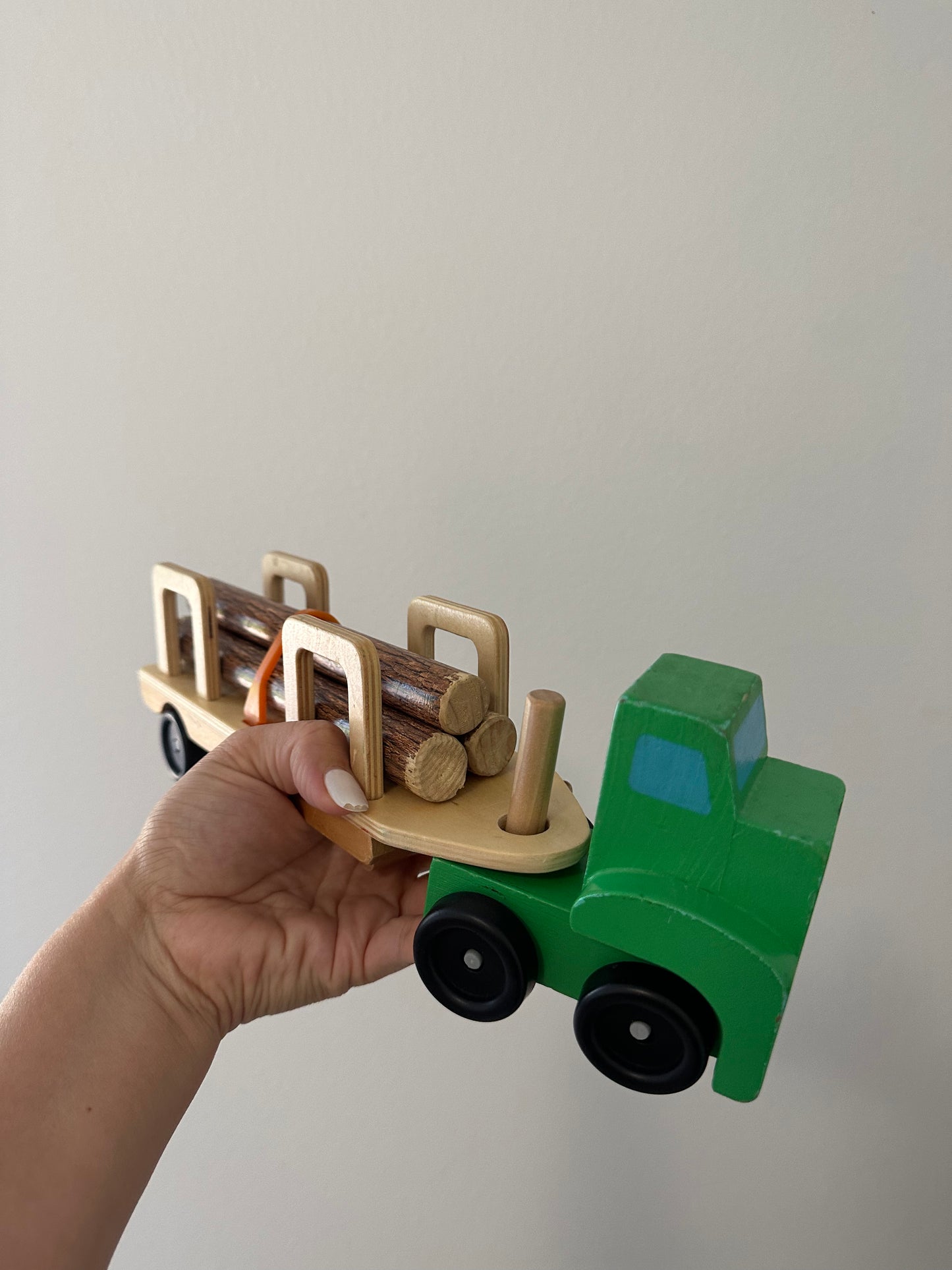 Melissa & Doug Log carrier