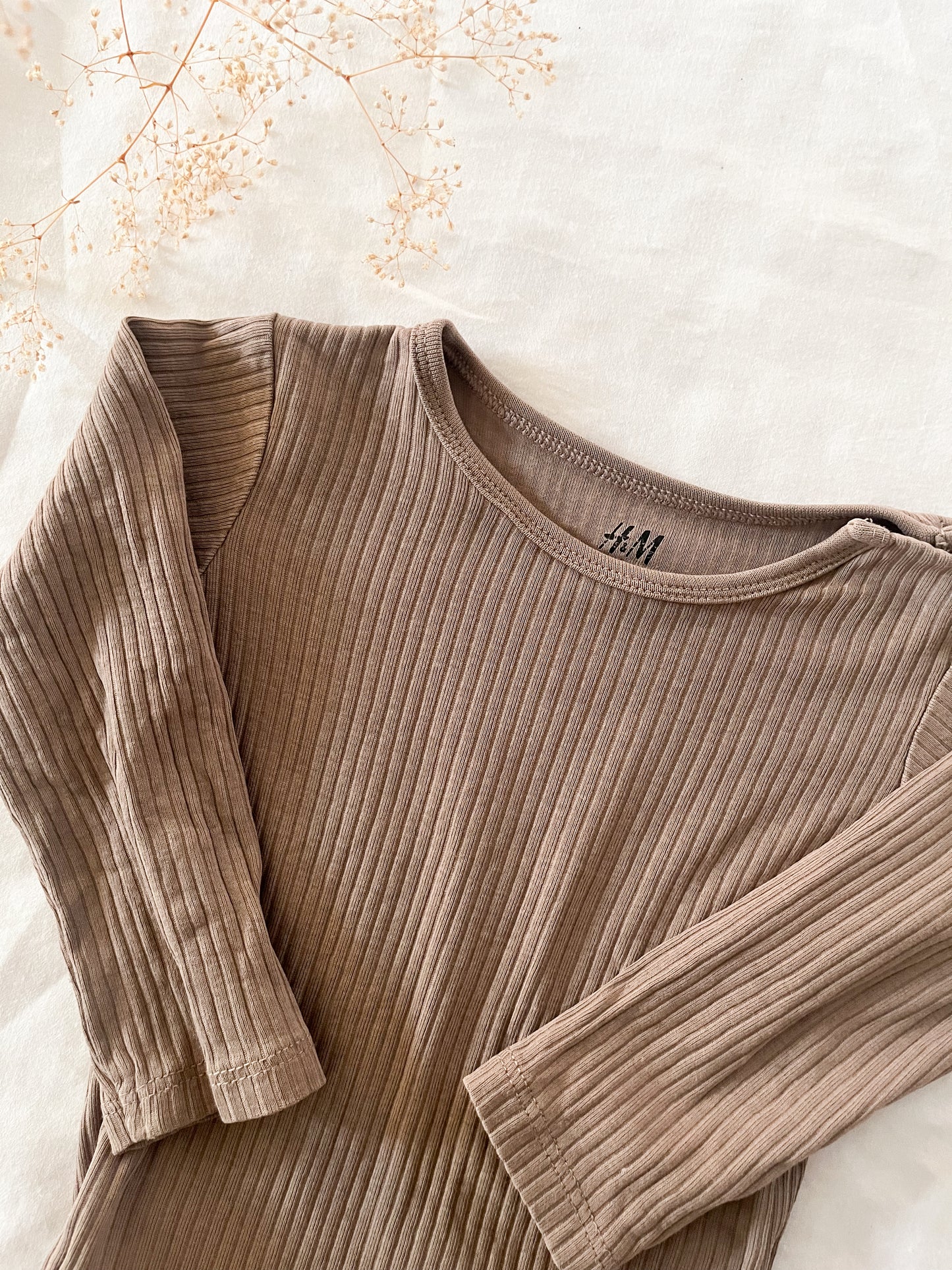 H&M basic ribbed bodysuit ( 9 months)