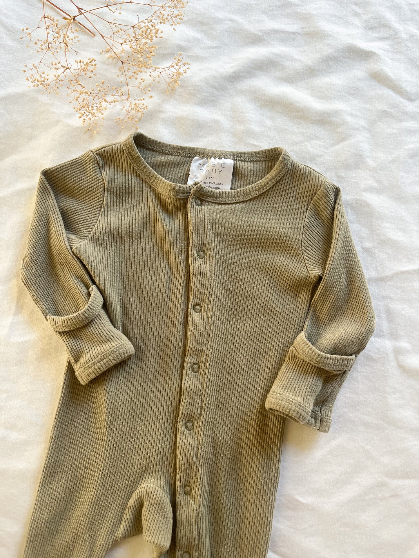 Mebie baby ribbed sleeper in olive (3/6)