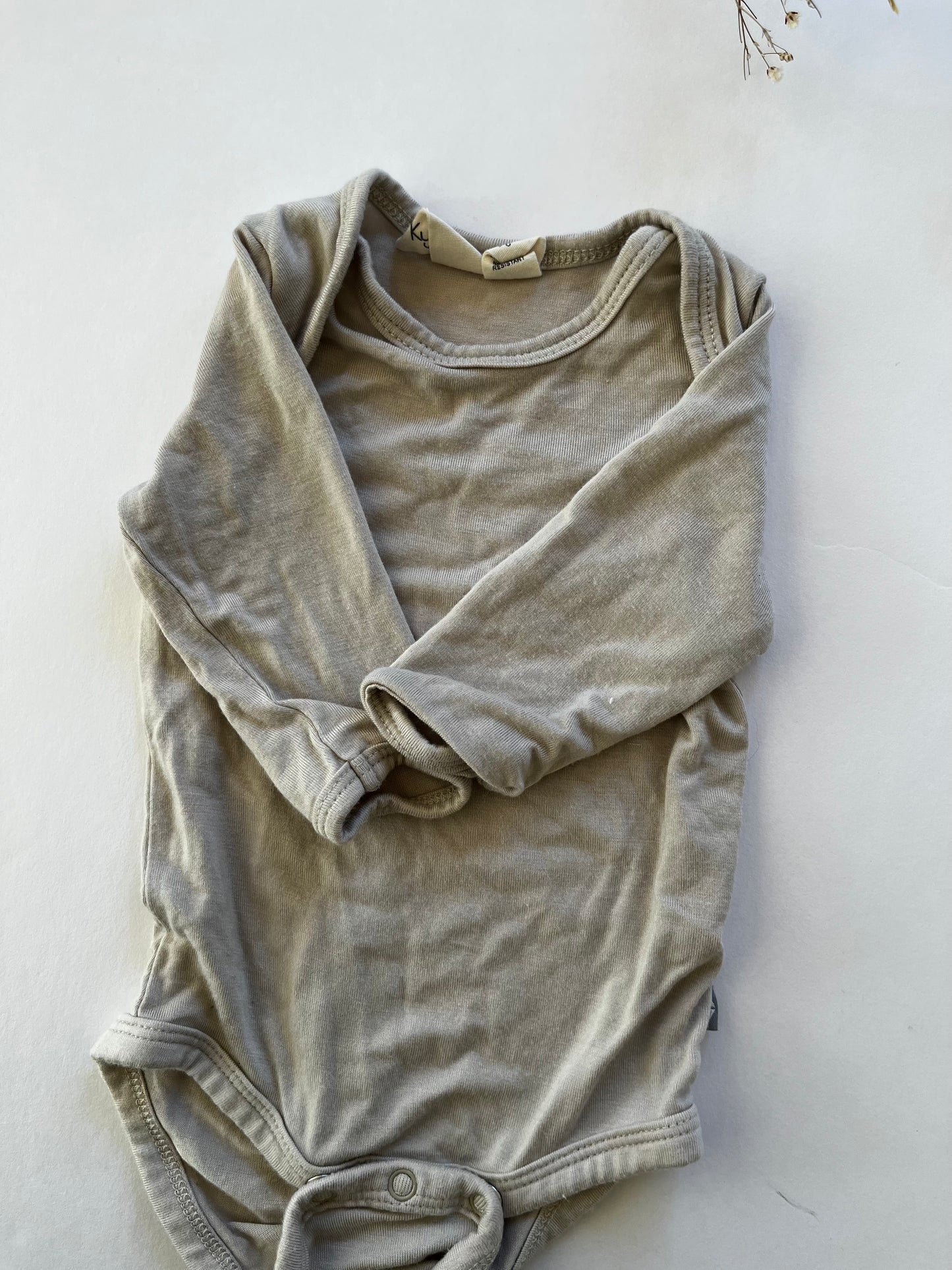 Kyte onesie in oat (Nb)