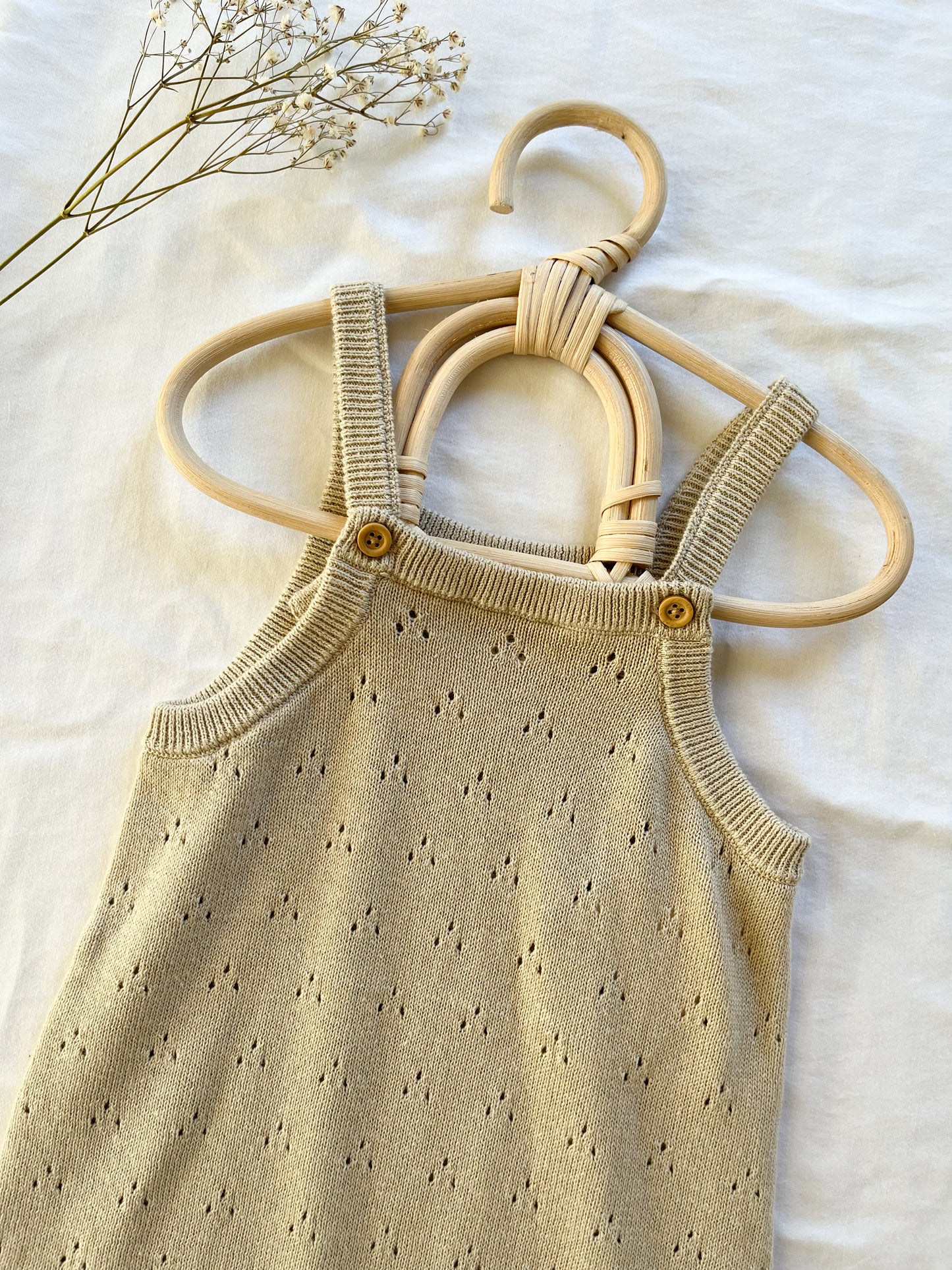 Neutral Carter’s organic romper (24M)