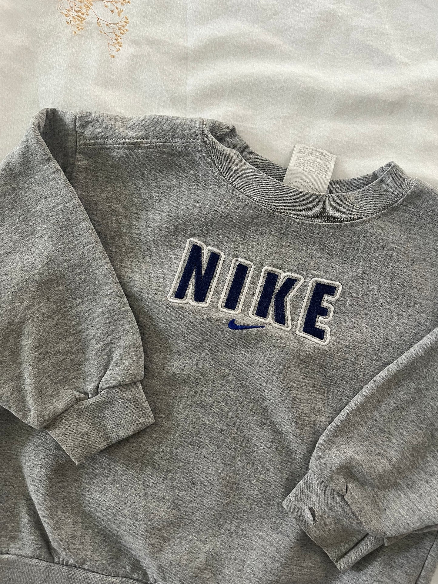 Nike vintage crewneck (4T)