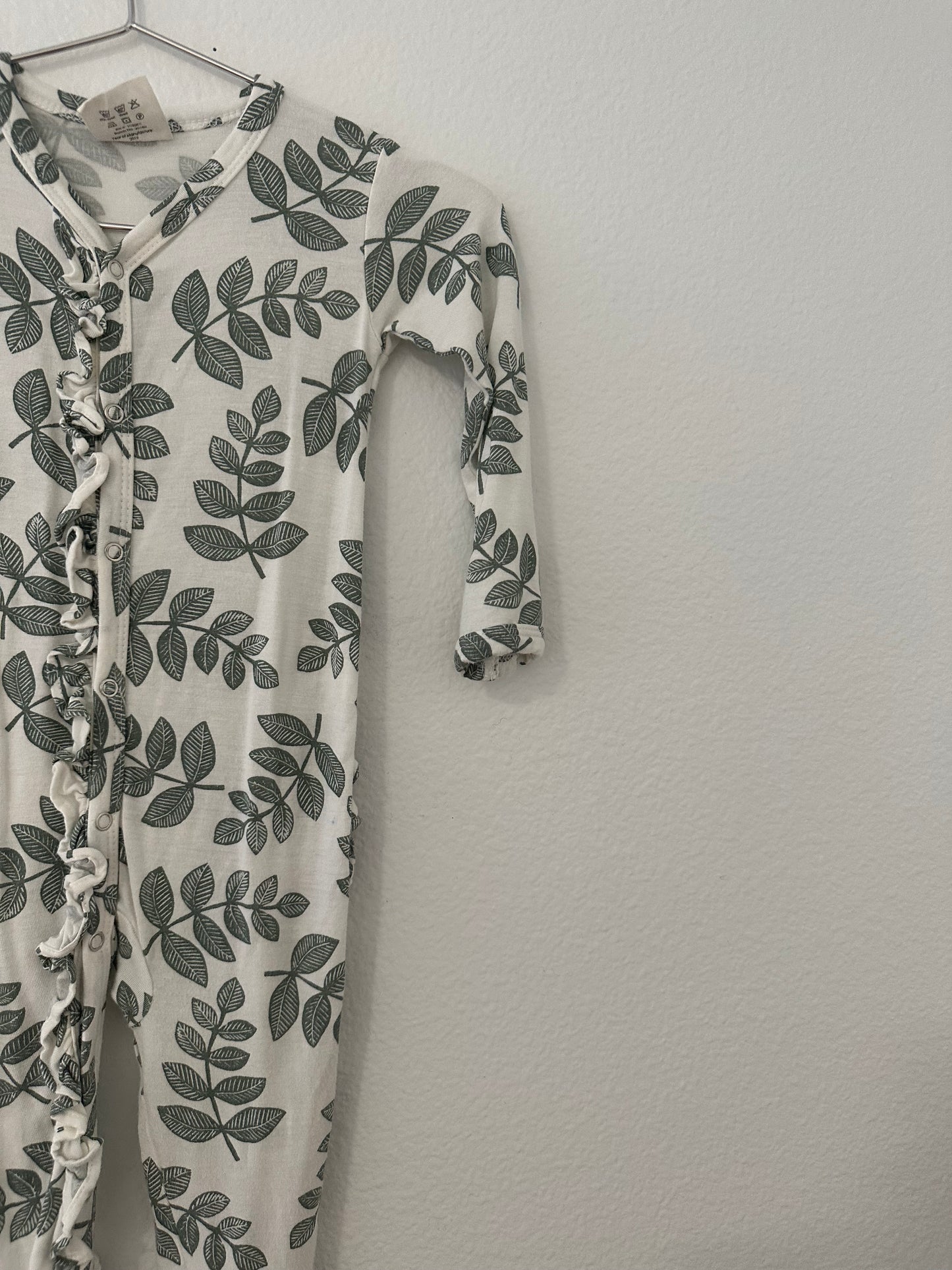 Spearmint ruffle sleeper 6/9