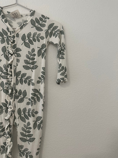 Spearmint ruffle sleeper 6/9