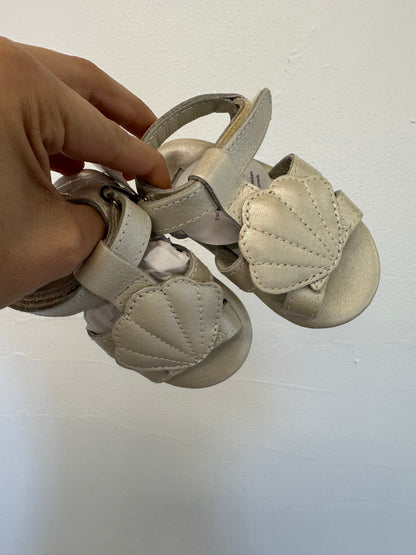 DONSJE metallic scallop leather sandals|| 18/24