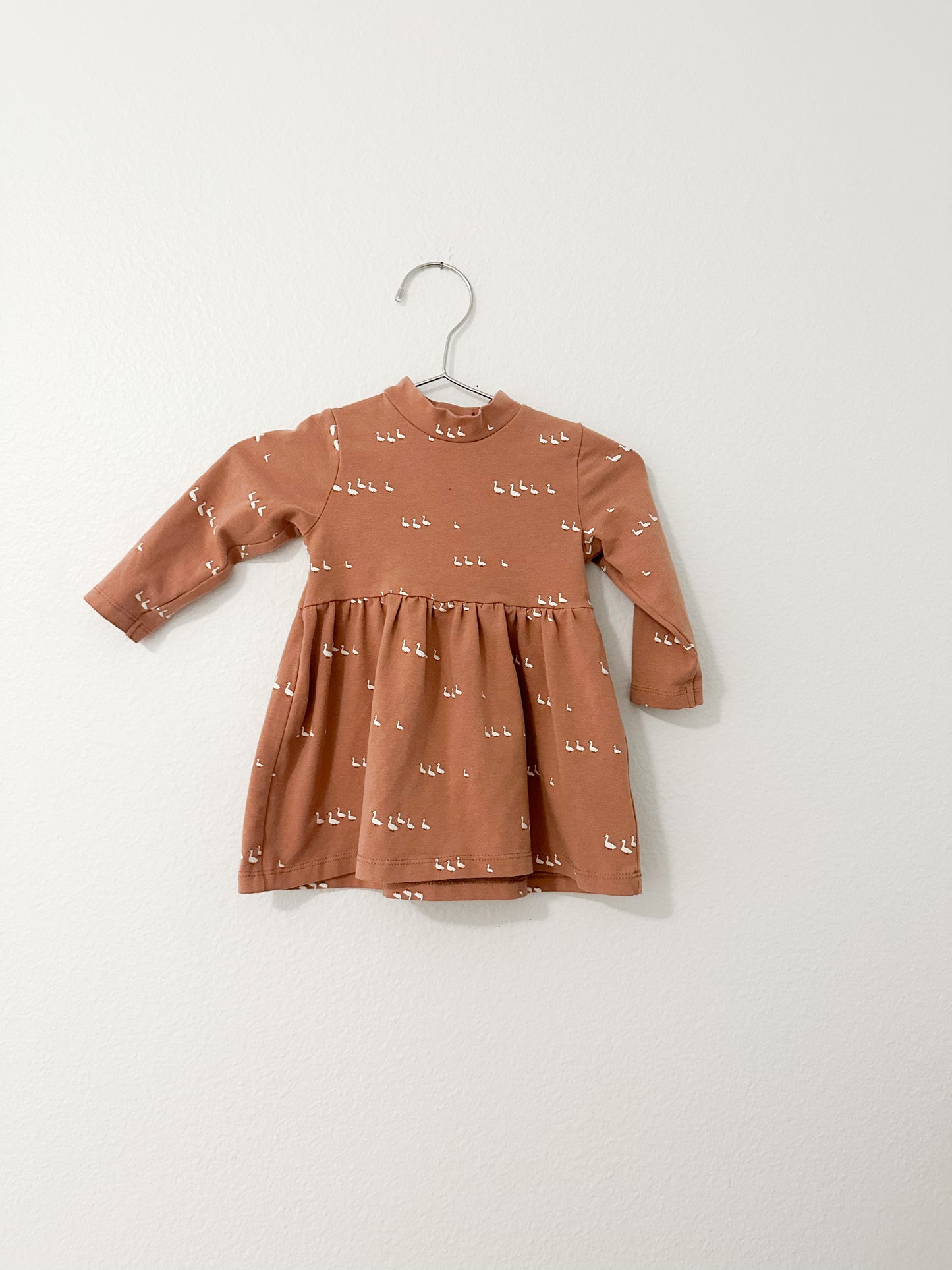 H&M adorable geese print dress in dust|| 4/6M