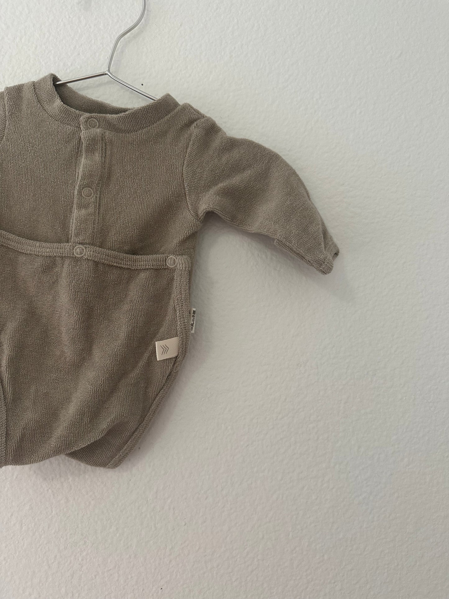 August river front flap onesie taupe|| 0/3