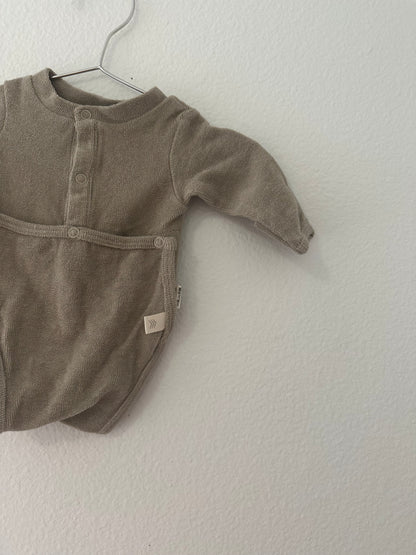 August river front flap onesie taupe|| 0/3