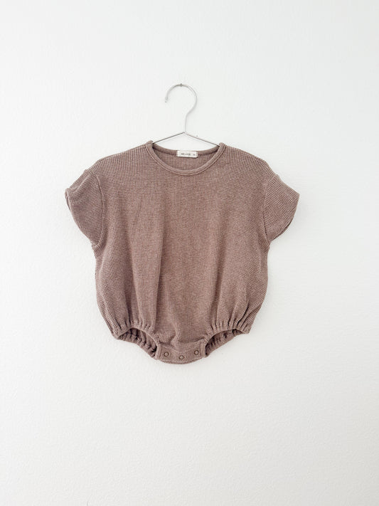Axel & Rose waffle romper|| warm taupe (3M)