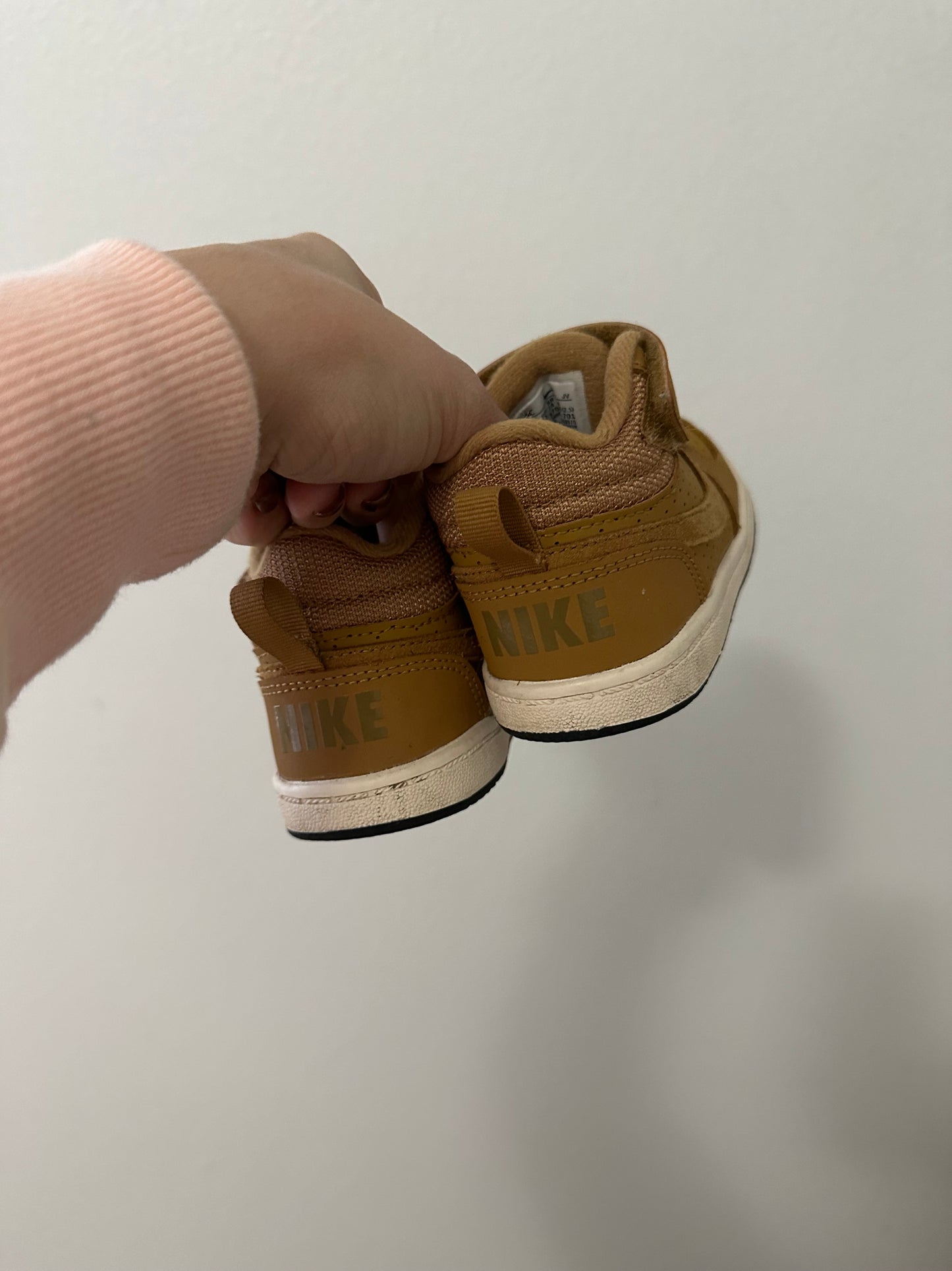 Nike court Borough mid (7.5)