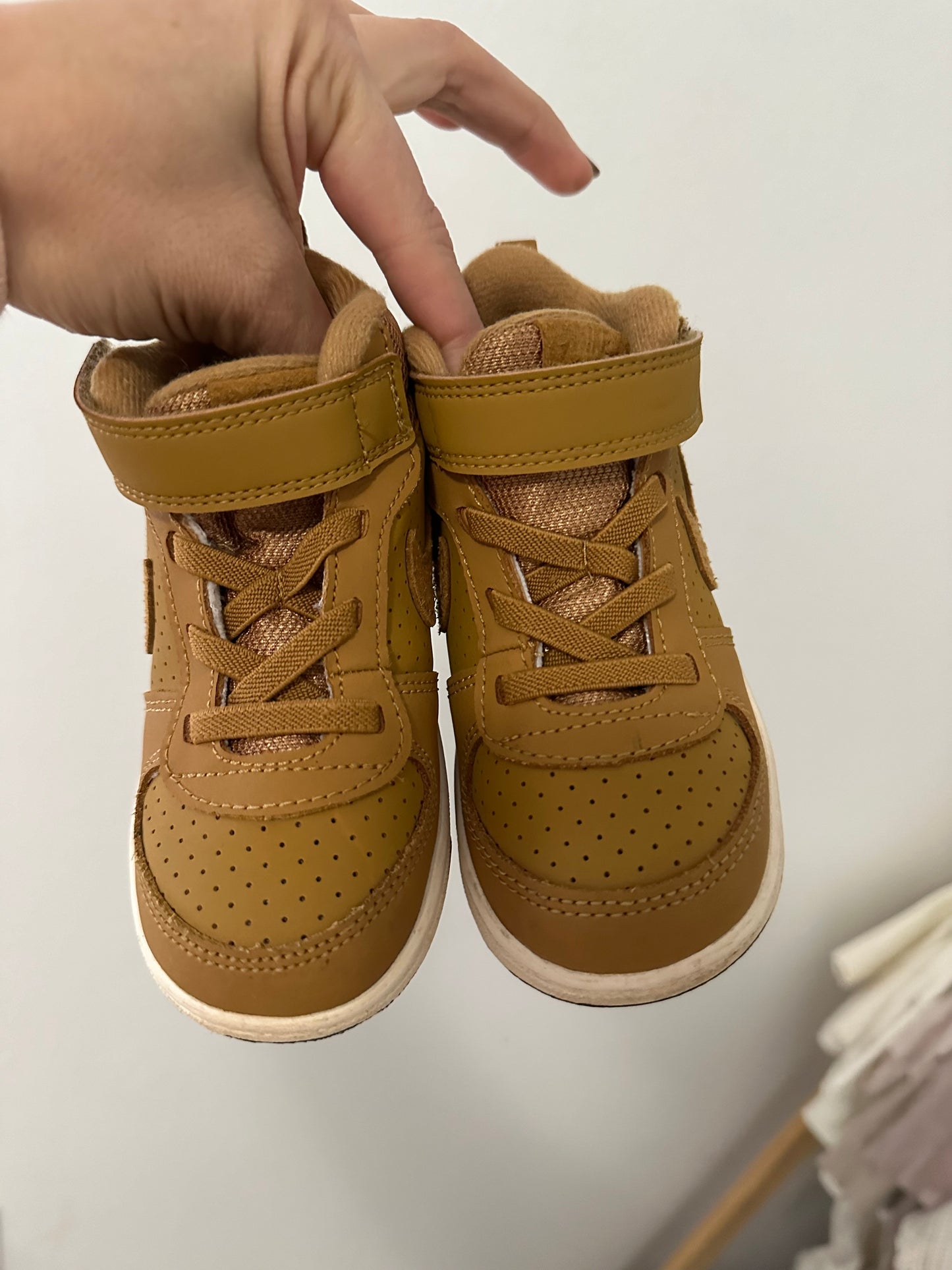 Nike court Borough mid (7.5)