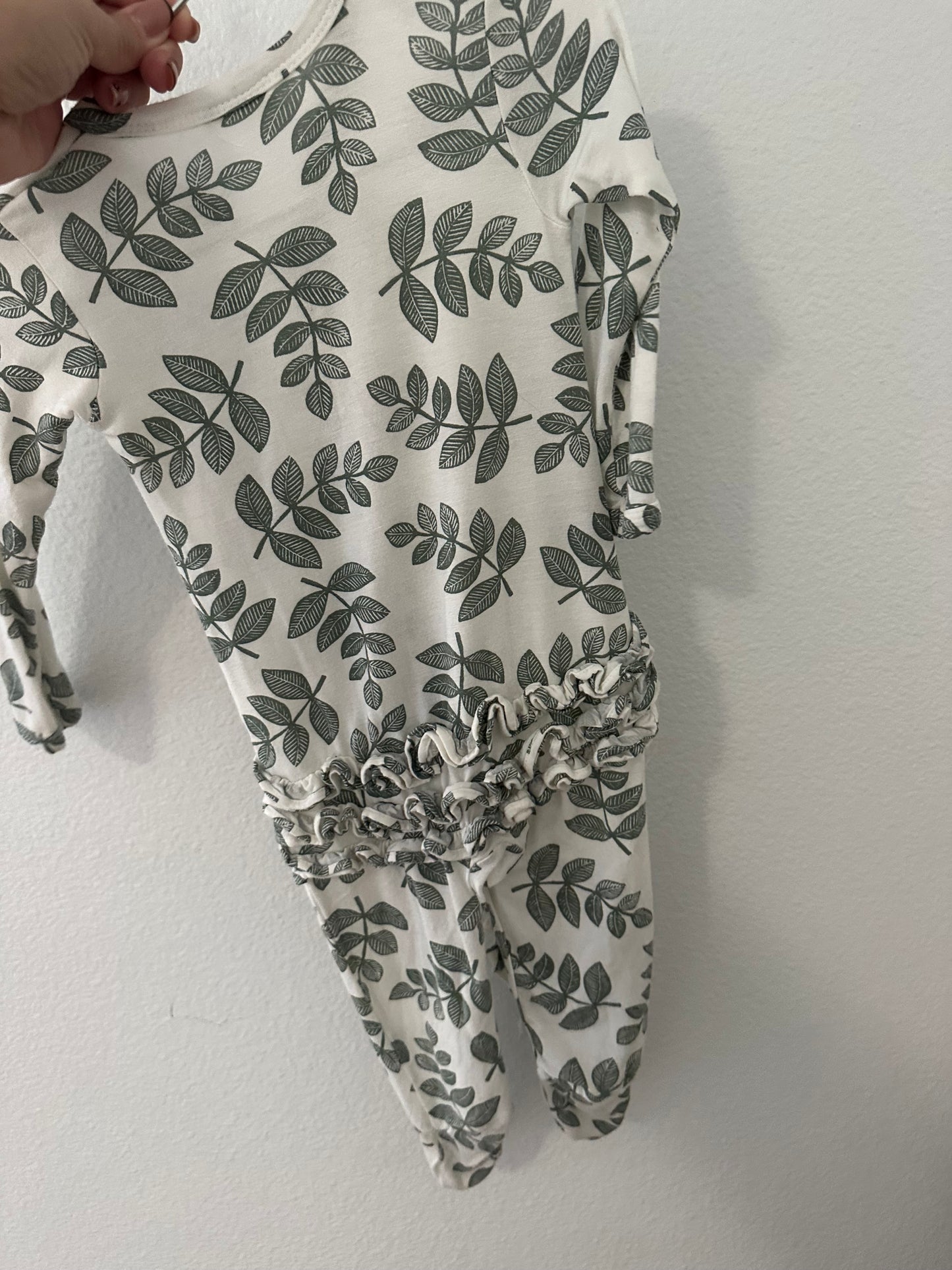 Spearmint ruffle sleeper 6/9