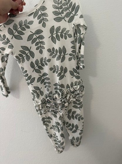 Spearmint ruffle sleeper 6/9