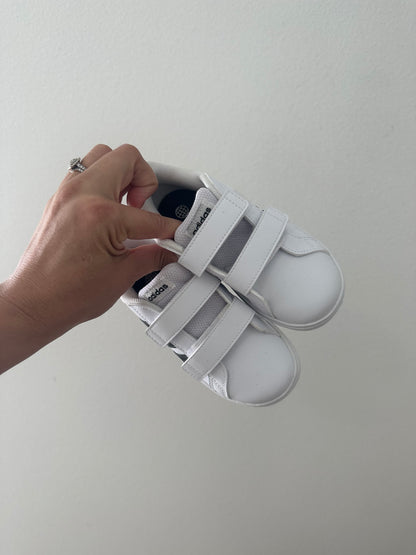 Gran court Adidas shoes (size 9)