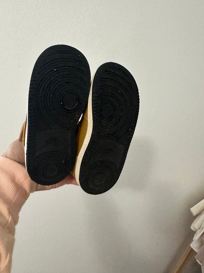 Nike court Borough mid (7.5)