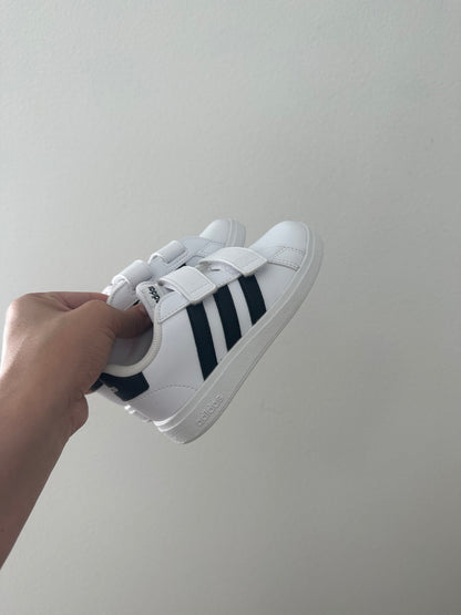 Gran court Adidas shoes (size 9)