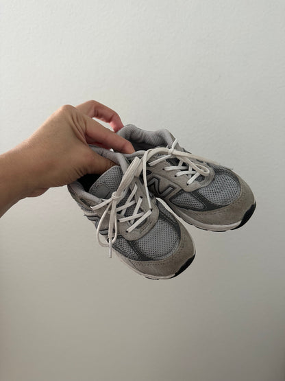 New balance  shoes (size 8)