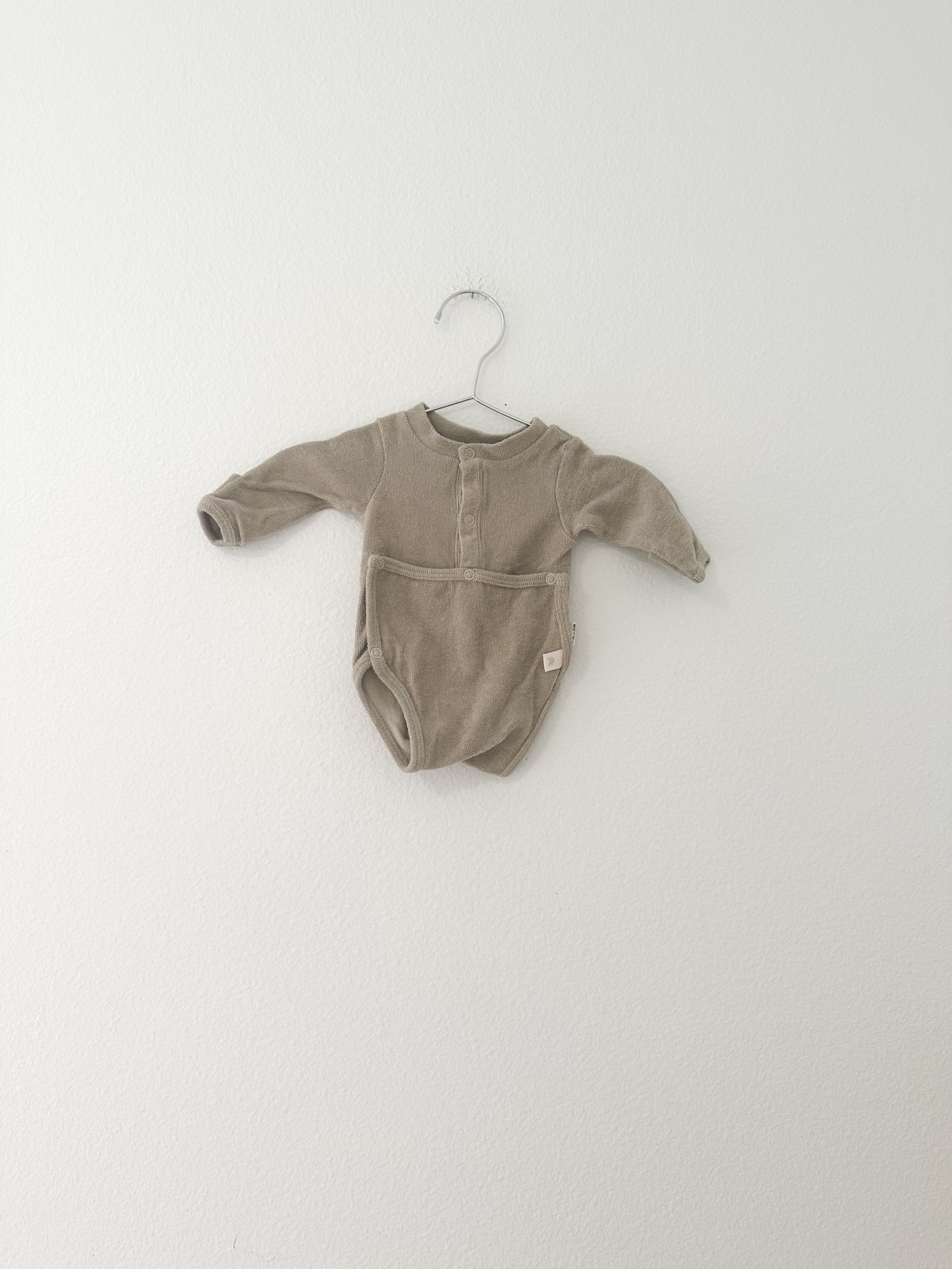 August river front flap onesie taupe|| 0/3
