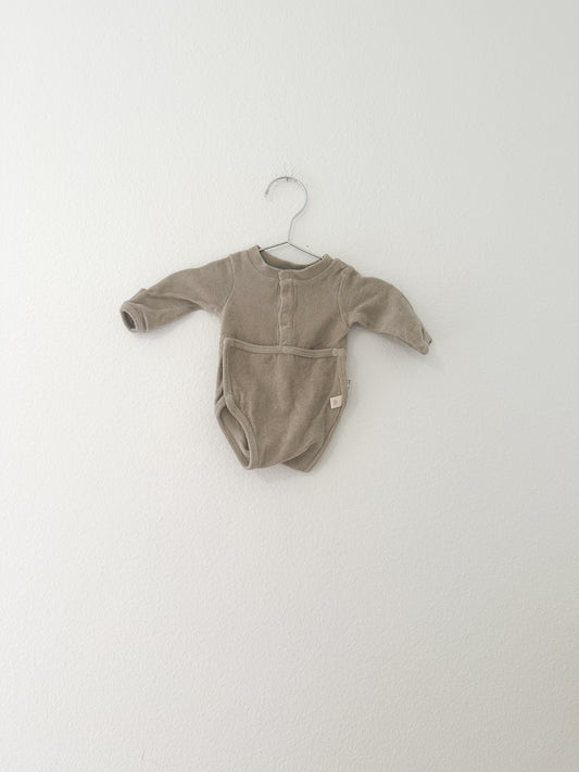 August river front flap onesie taupe|| 0/3