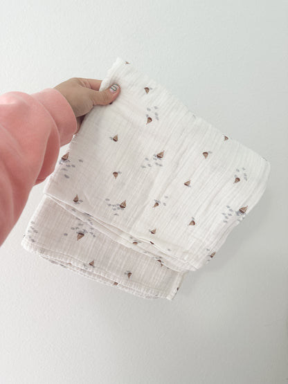 Mushie organic cotton swaddle || boats
