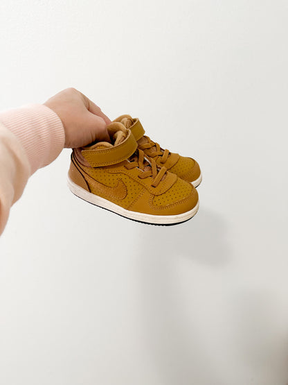 Nike court Borough mid (7.5)