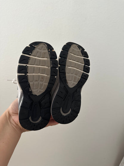 New balance  shoes (size 8)