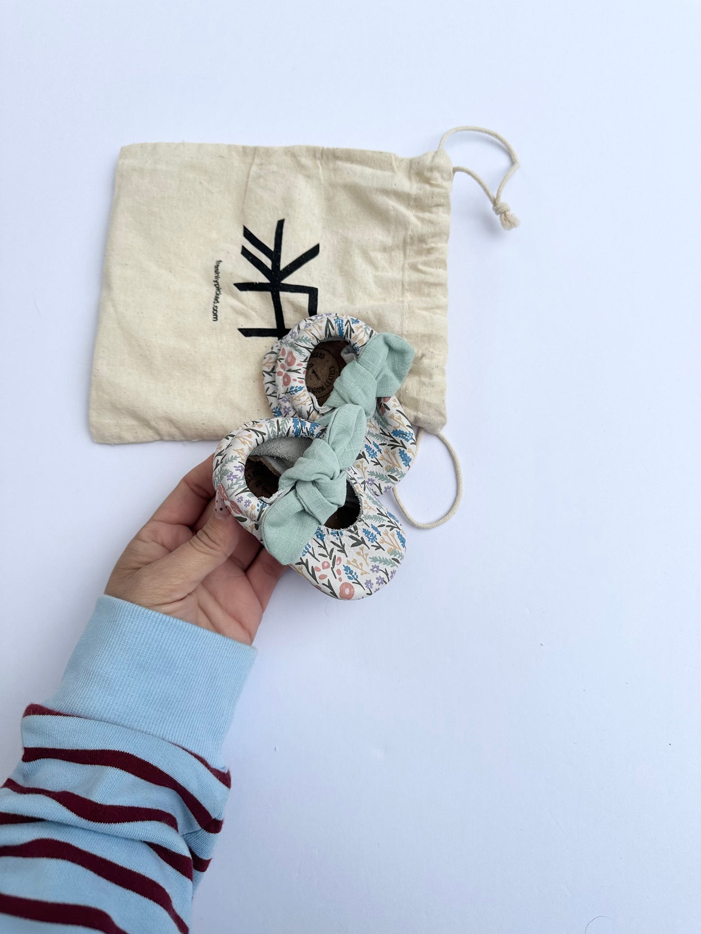Freshly picked knotted baby floral moccasins size 1