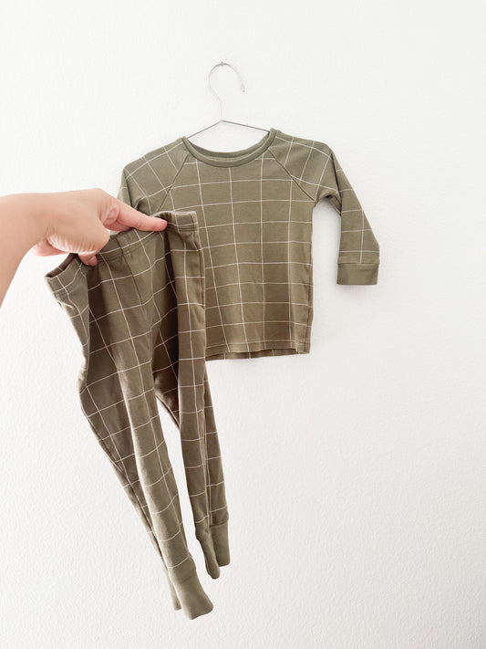 Colored organics two piece pjs in forest ( 2T)