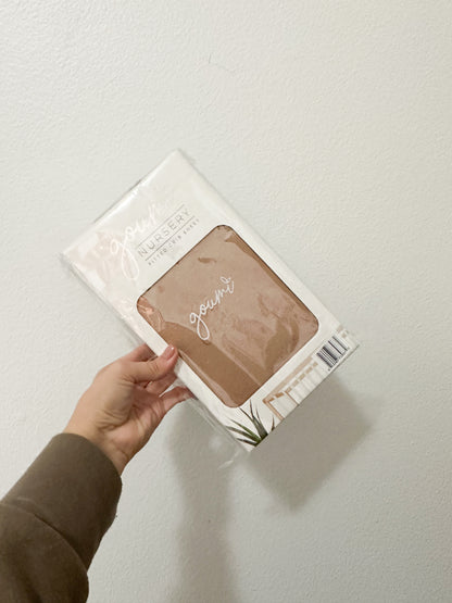 Goumi fitted crib sheet || sandstone