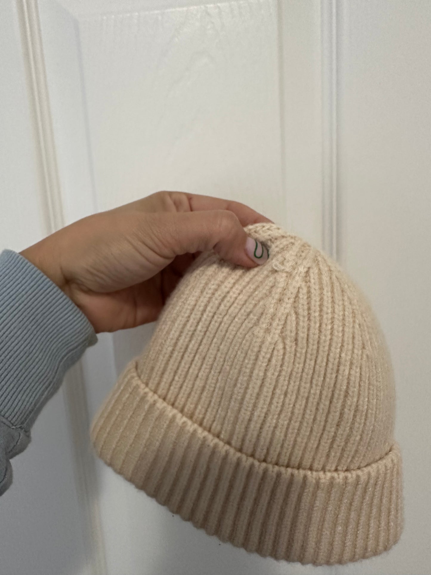 Beige knit beanie |3/4