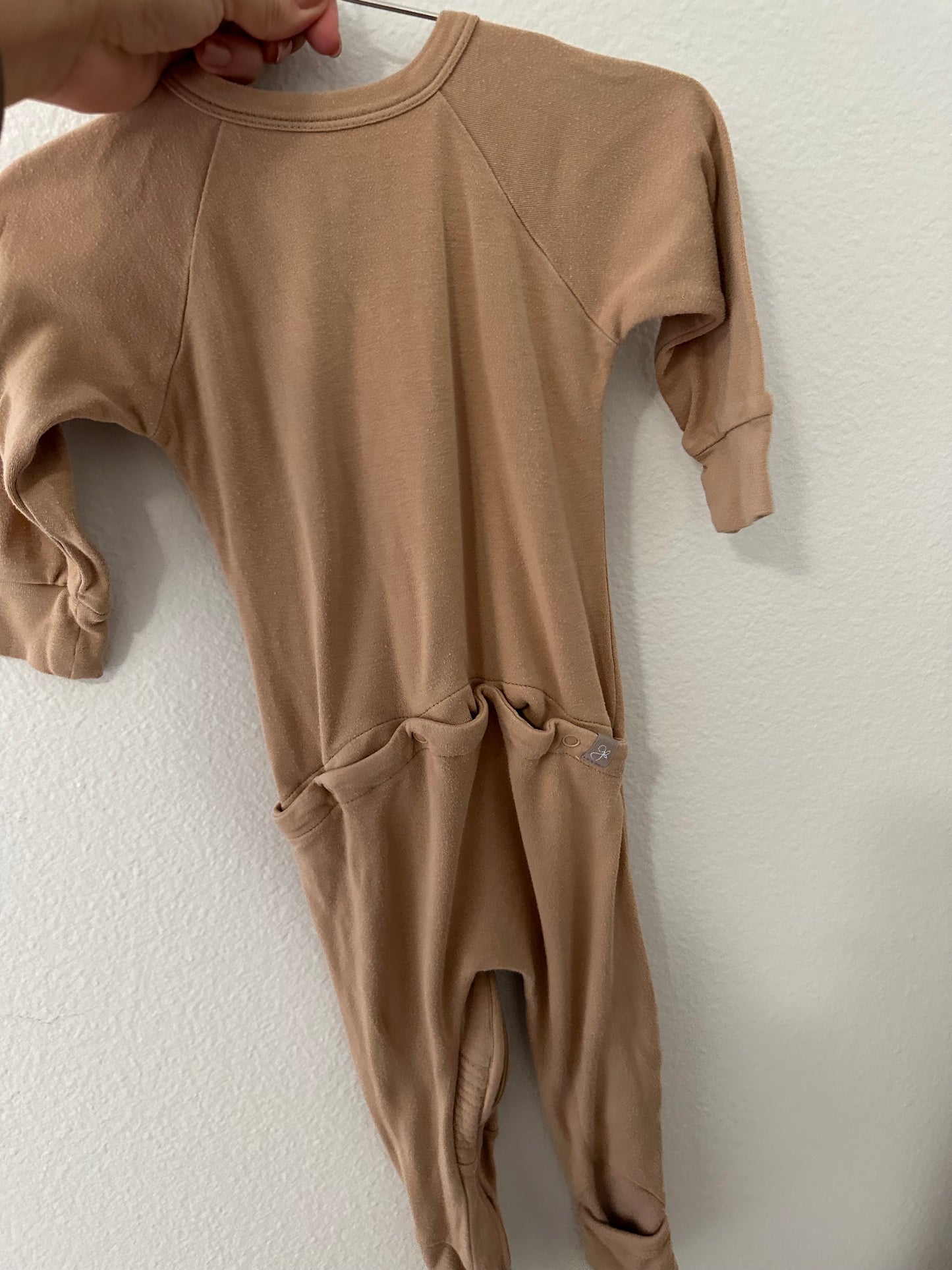 Goumi sleeper || sandstone (12/18)