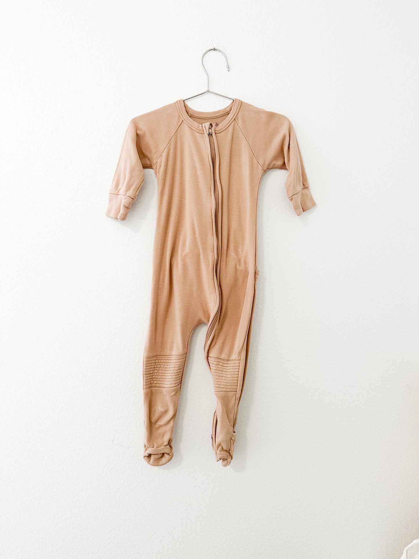 Goumi sleeper || sandstone (12/18)