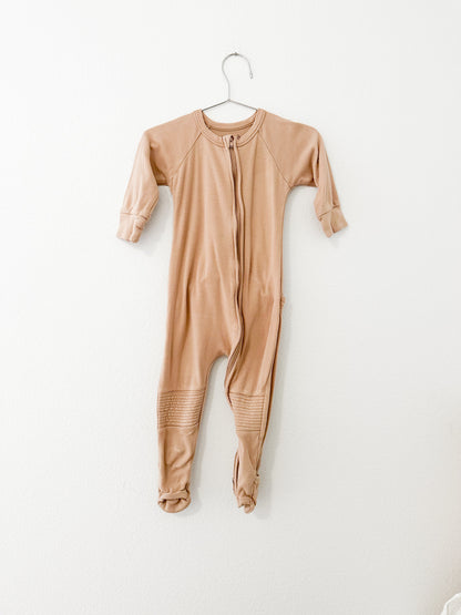 Goumi sleeper || sandstone (12/18)
