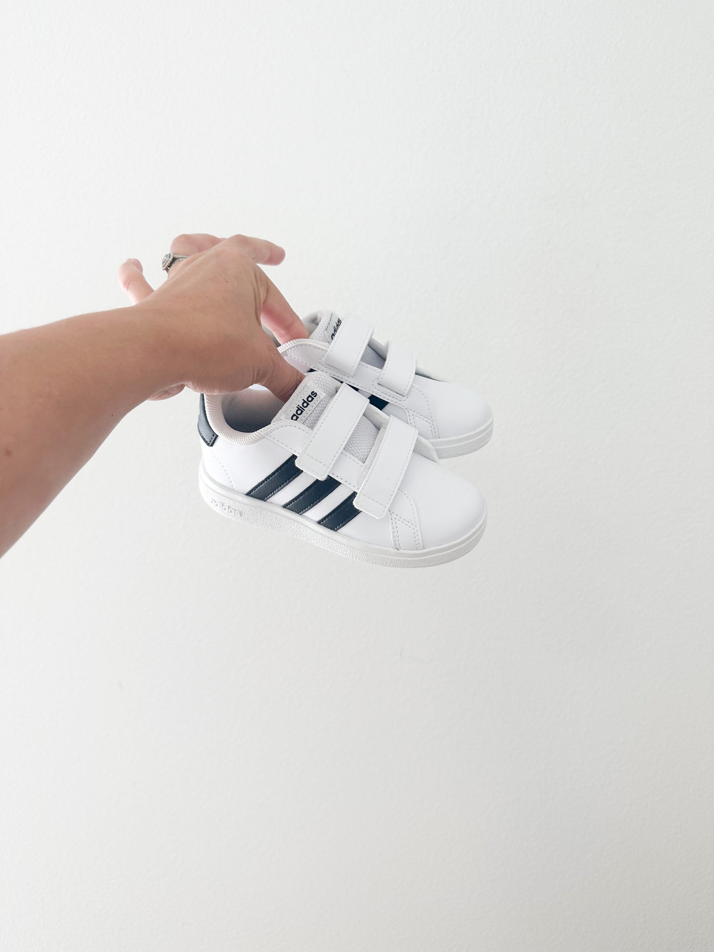 Gran court Adidas shoes (size 9)