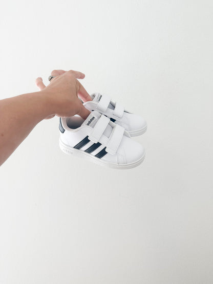 Gran court Adidas shoes (size 9)