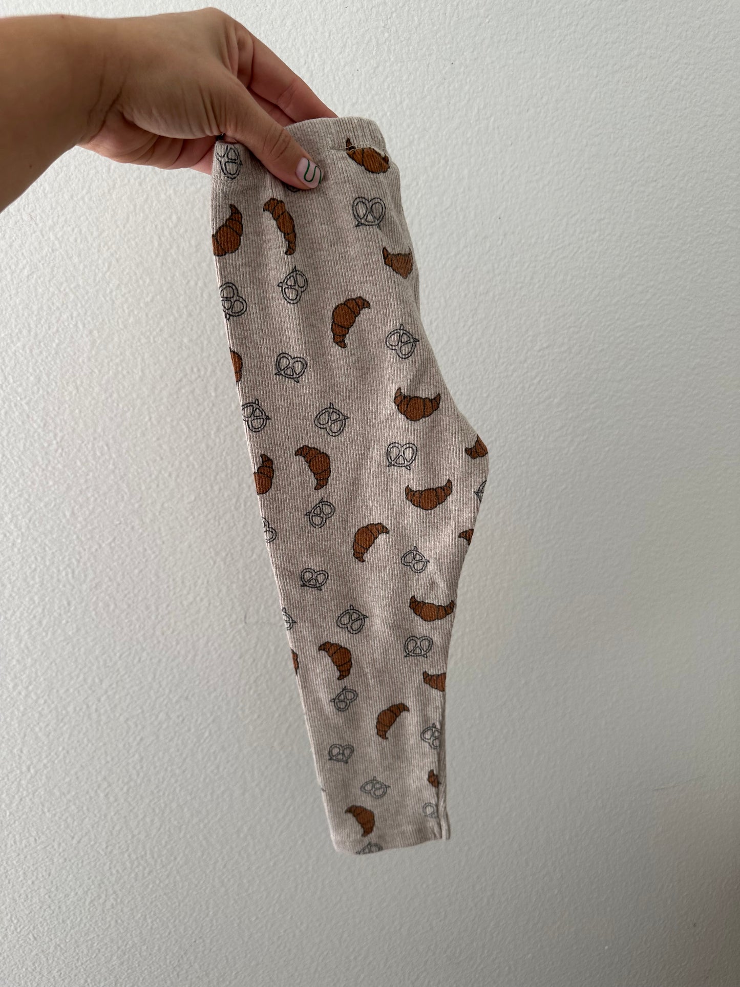 Zara croissant & pretzel print ribbed leggings || 3/4