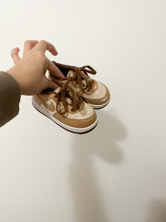 Air Force 1 neutral (size 7)