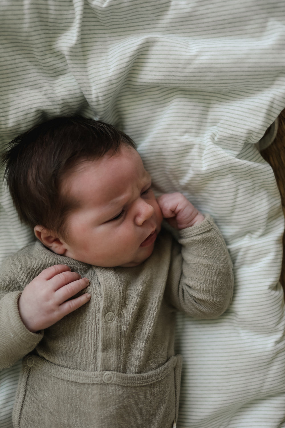 August river front flap onesie taupe|| 0/3