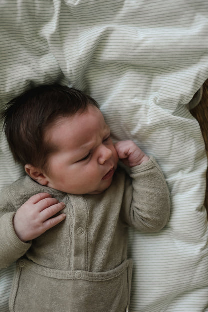 August river front flap onesie taupe|| 0/3