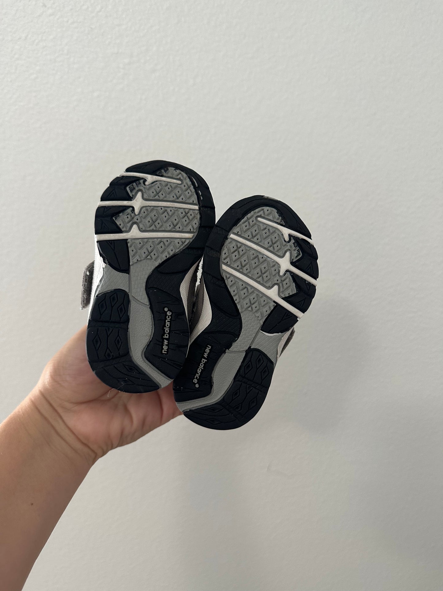 New balance Velcro sneakers || size 4