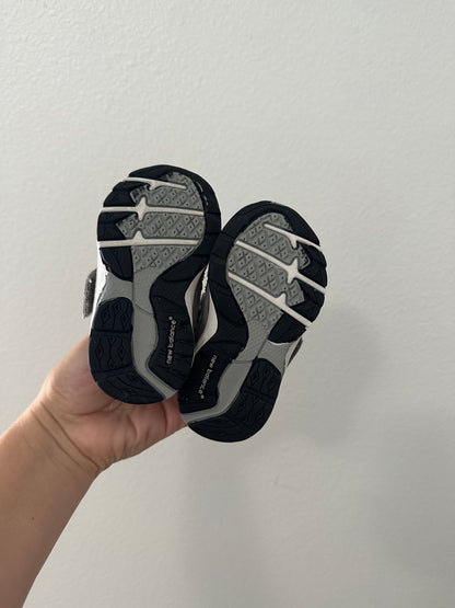 New balance Velcro sneakers || size 4