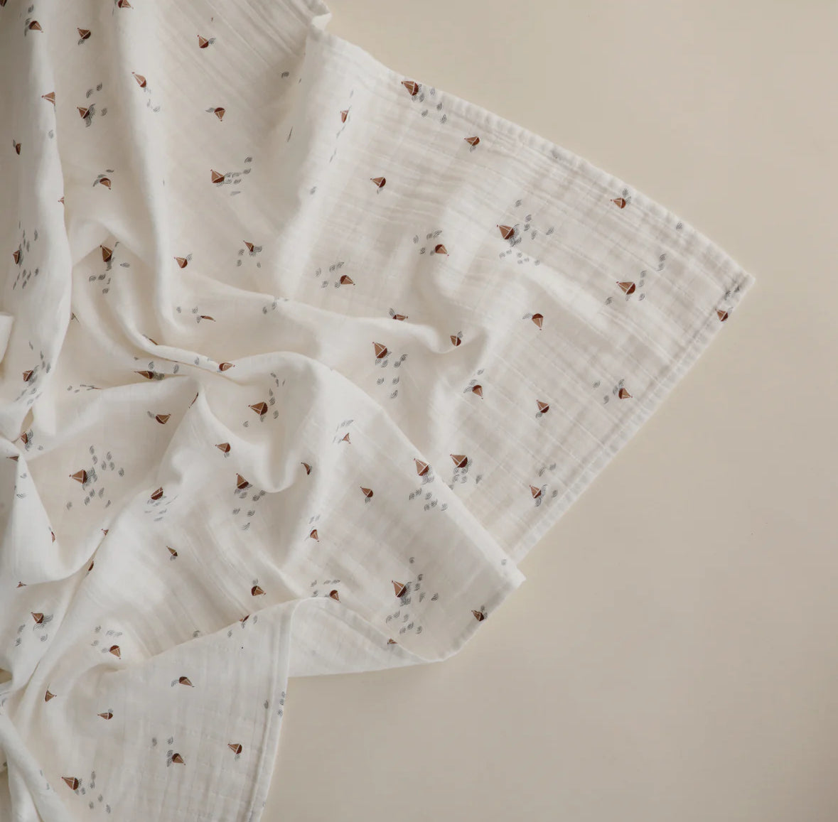 Mushie organic cotton swaddle || boats