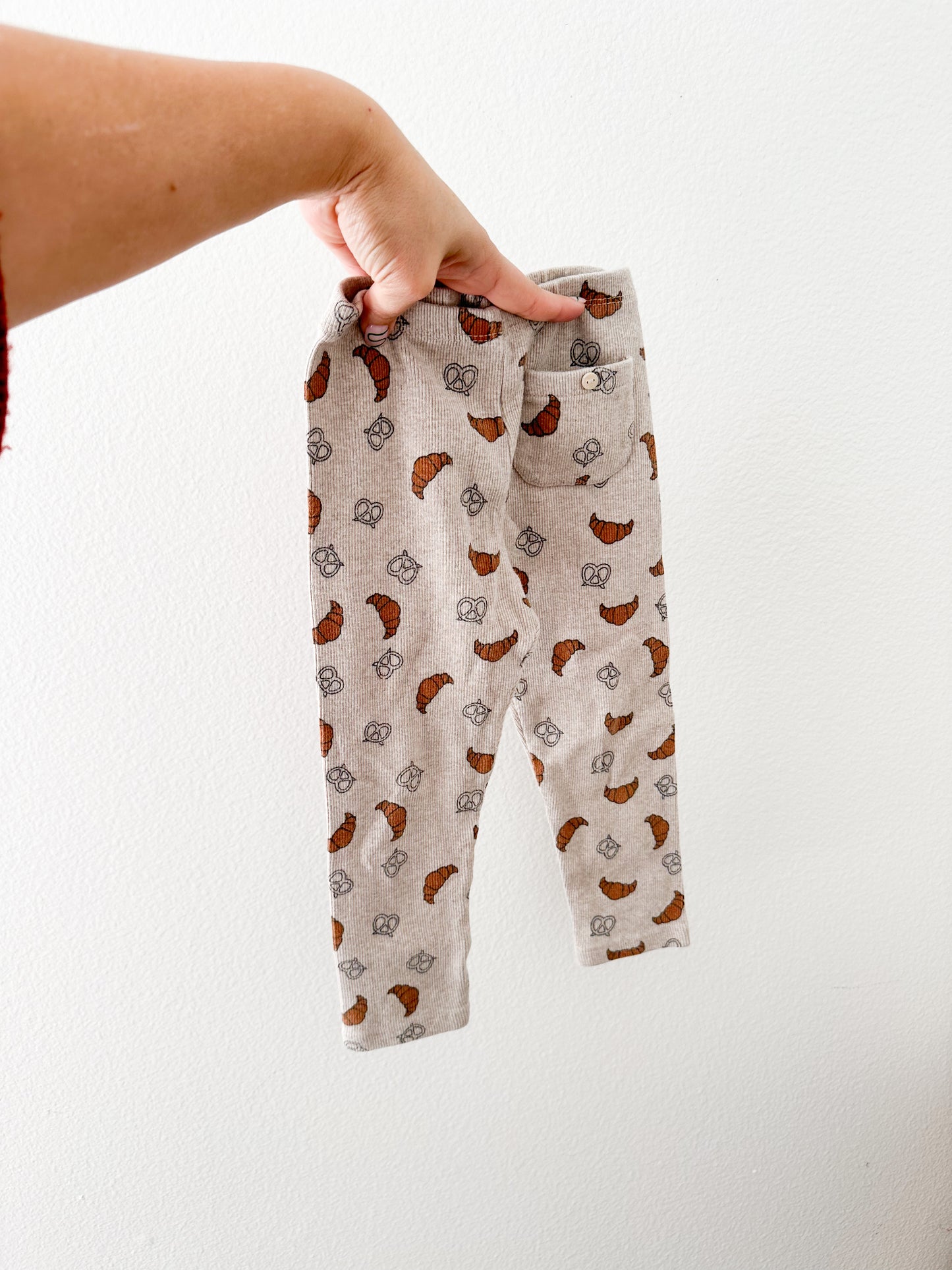 Zara croissant & pretzel print ribbed leggings || 3/4